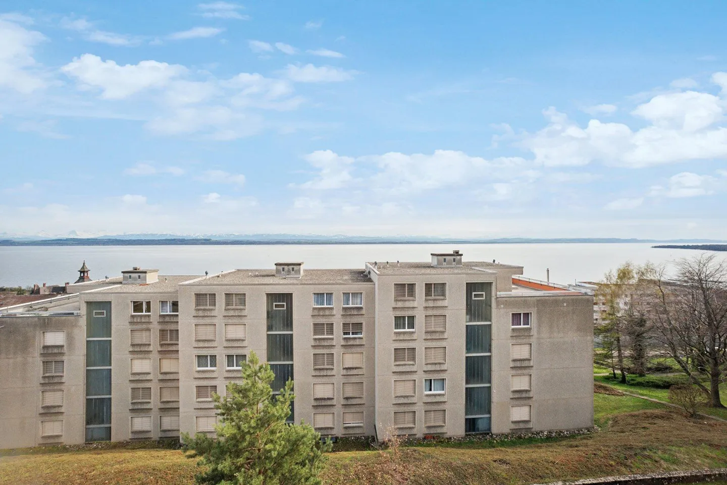 Charmante 1,5 Zimmer im obersten Stock mit Seeblick - Foto 2 von 7