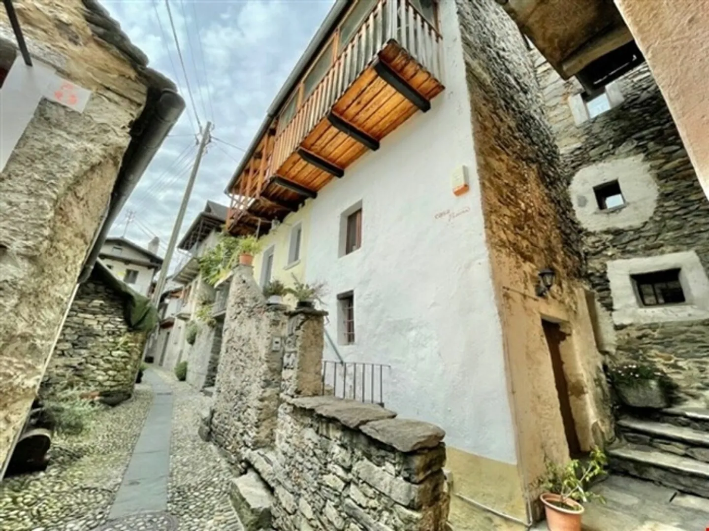 BRIONE SOPRA MINUSIO - CASA DI 4,5 STANZE IN VENDITA NELL'AREA NUCLEO - Foto 2 di 13
