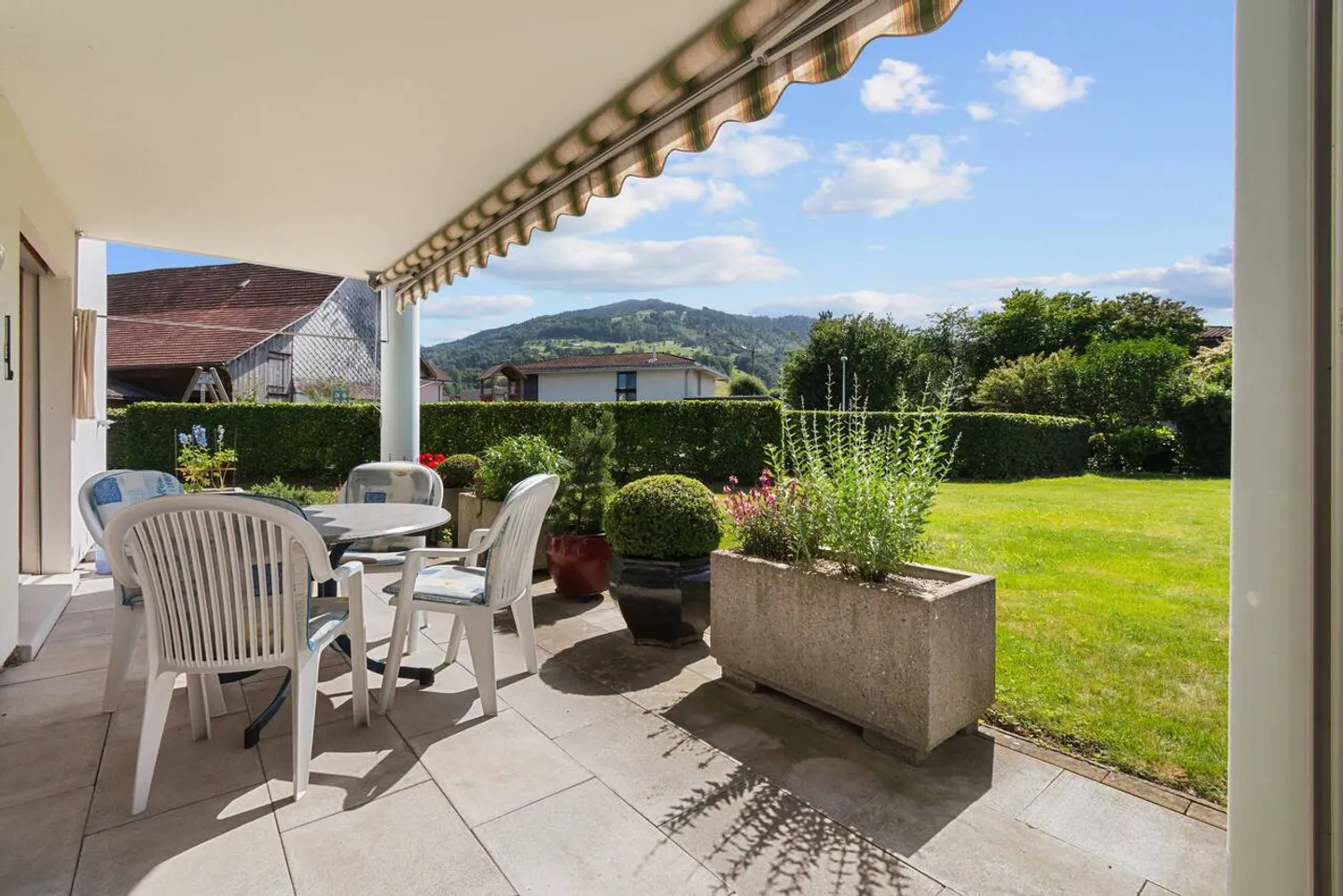 Quiet garden apartment with unobstructed open space and underground parking space - Photo 2 of 13