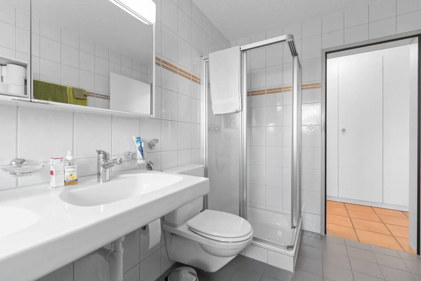Quiet garden apartment with unobstructed open space and underground parking space - Photo 10 of 13