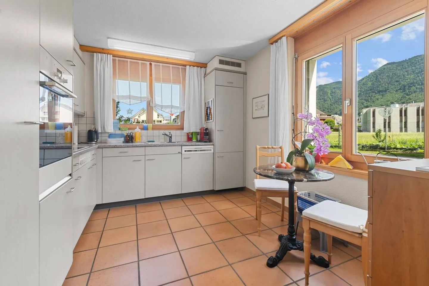 Quiet garden apartment with unobstructed open space and underground parking space - Photo 11 of 13