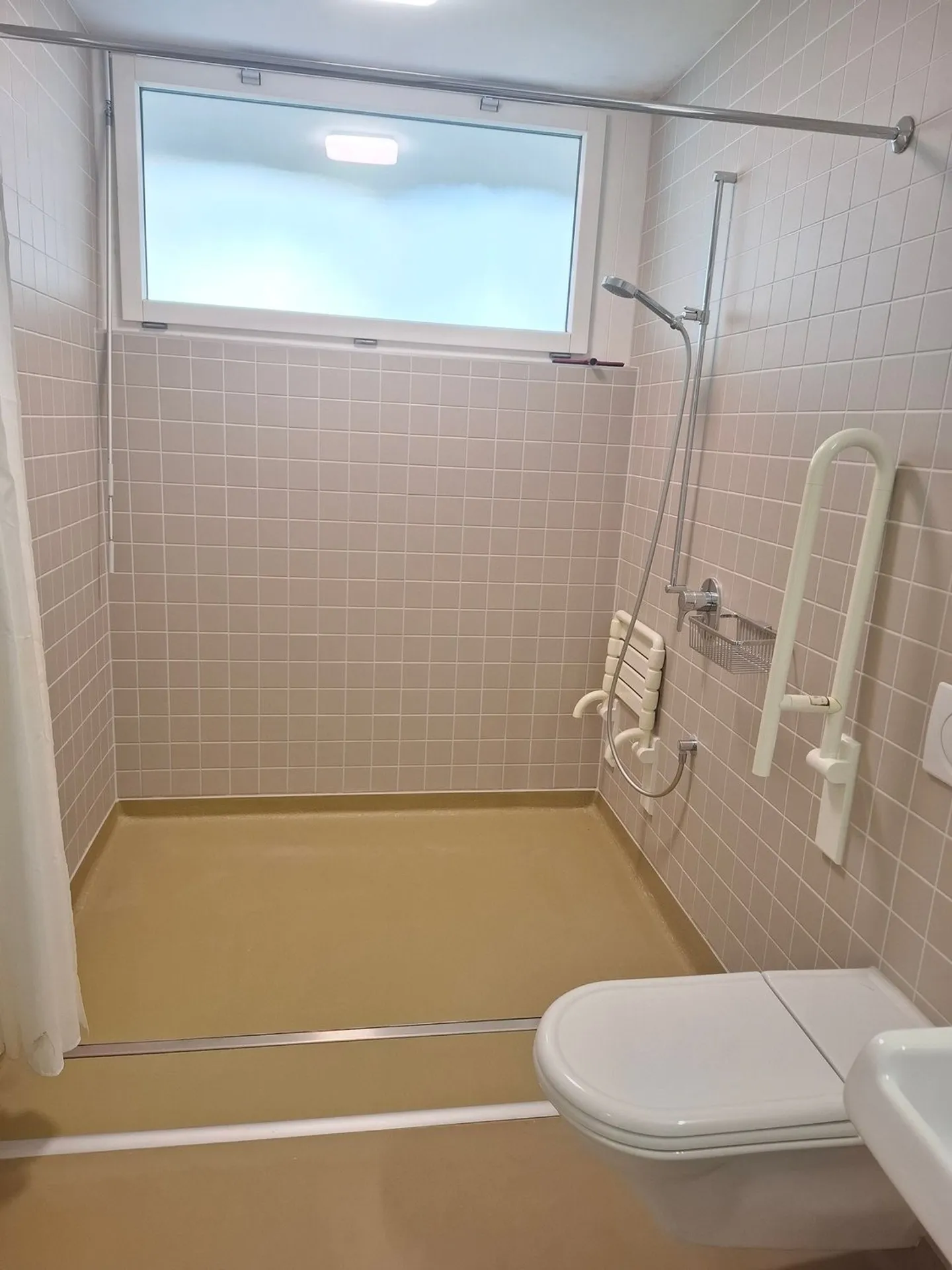 Modern 2.5-room apartment with balcony in Grellingen - Photo 9 of 13