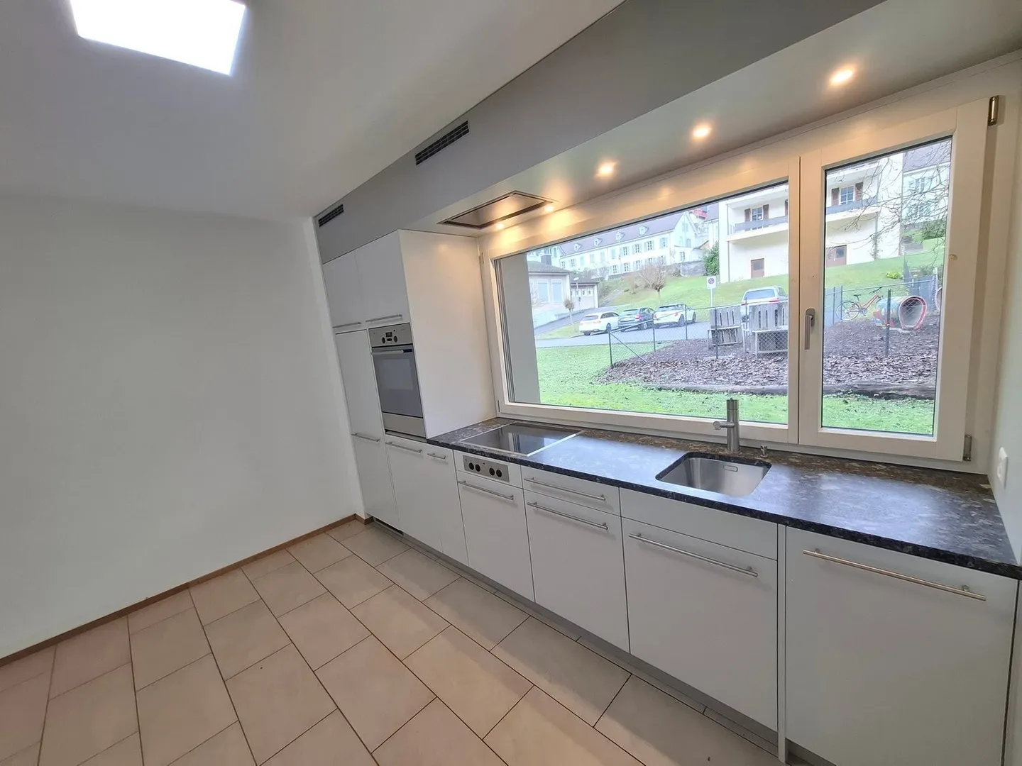 Modern 2.5-room apartment with balcony in Grellingen - Photo 2 of 13
