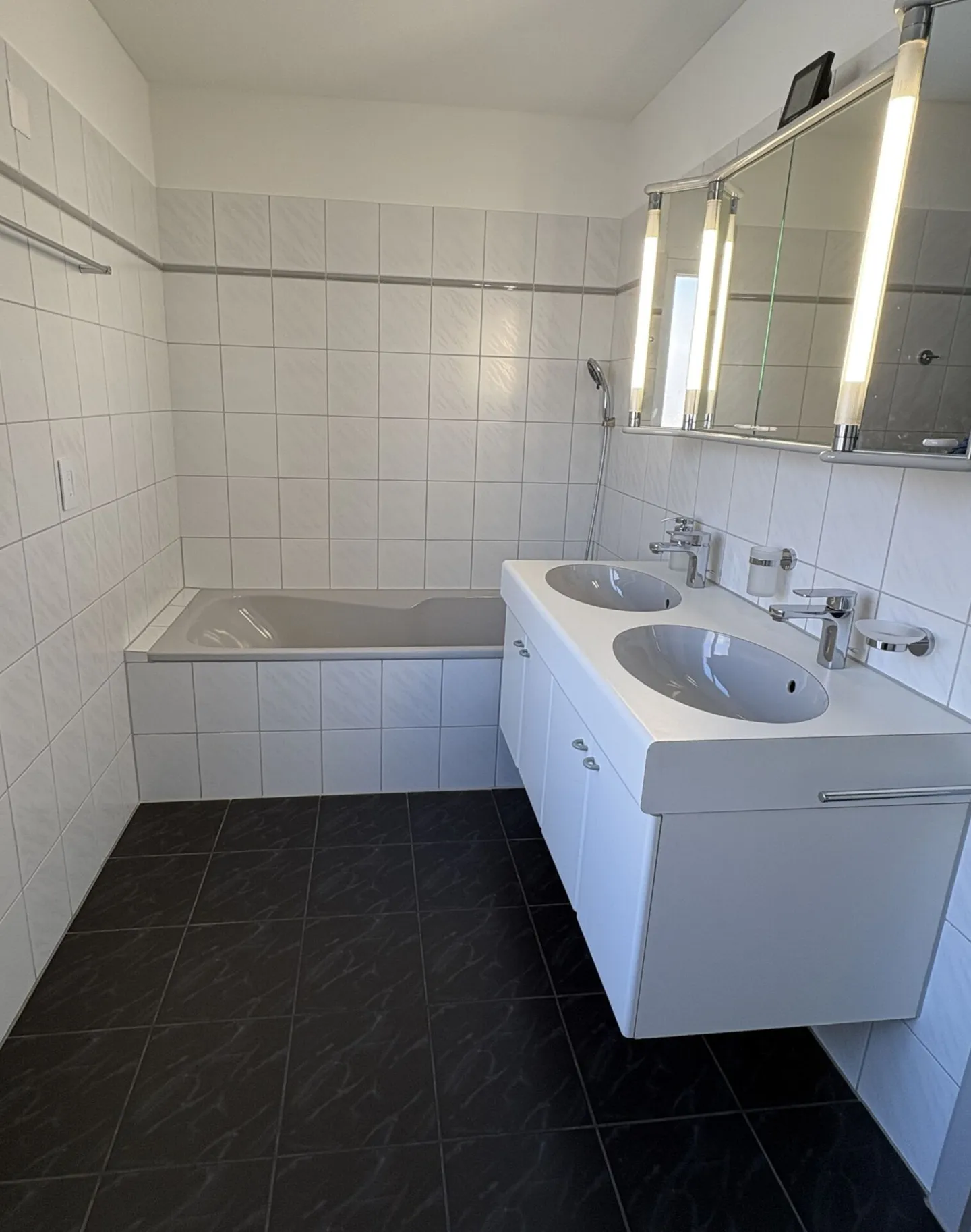 Attraktives Doppelhaus mit viel Platz in ruhigem Wohnquartier - Foto 4 von 9