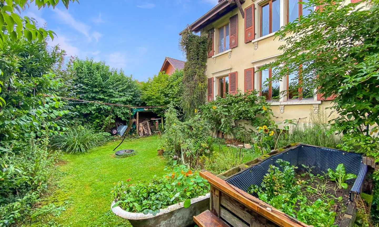 Maison individuelle spacieuse de 10 pièces à Safern avec jardin ! - Photo 2 sur 13