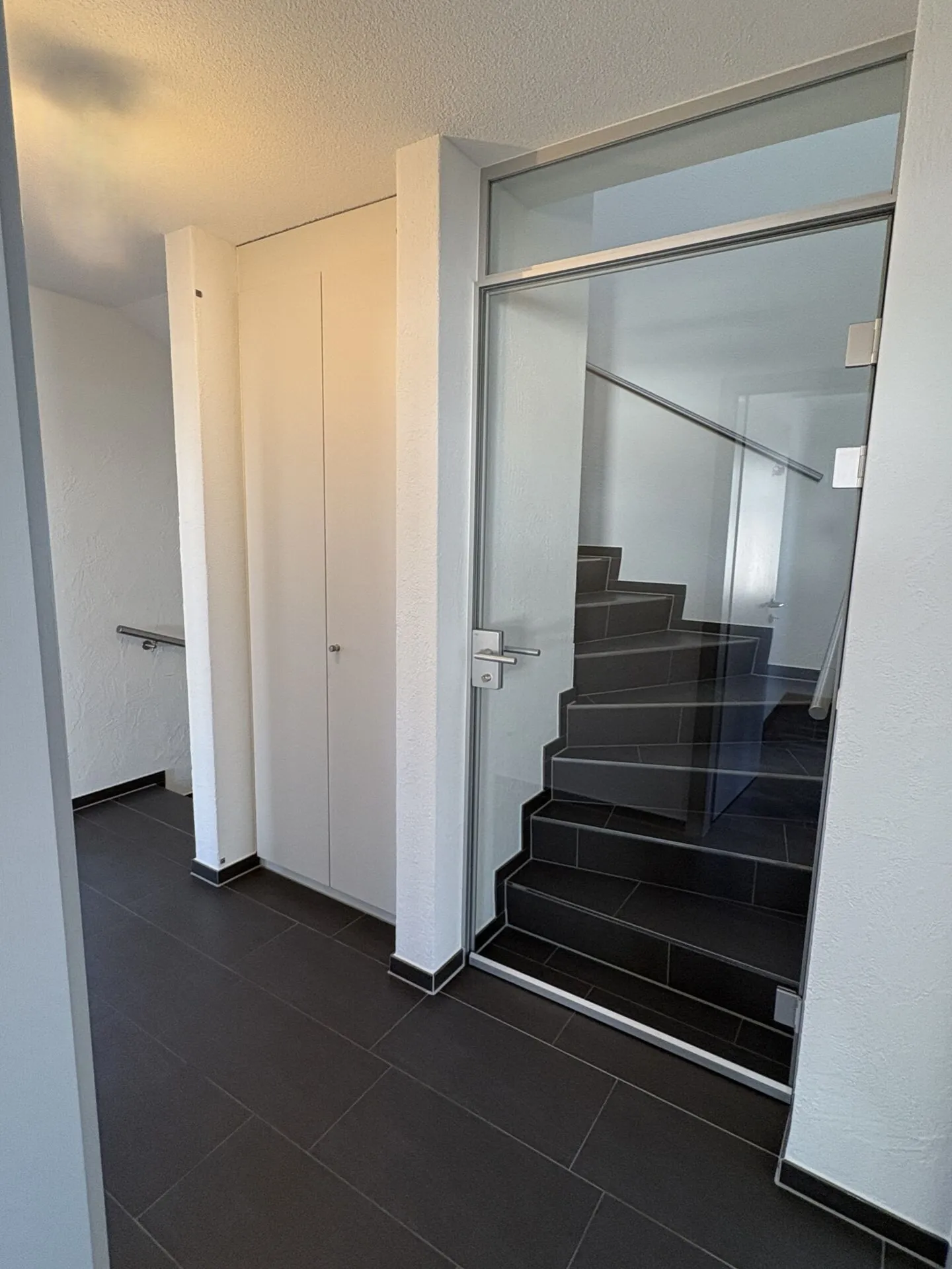 Attraktives Doppelhaus mit viel Platz in ruhigem Wohnquartier - Foto 5 von 9