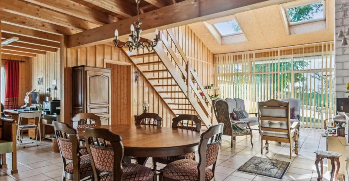 Spacious 8-room detached house - Photo 2 of 11