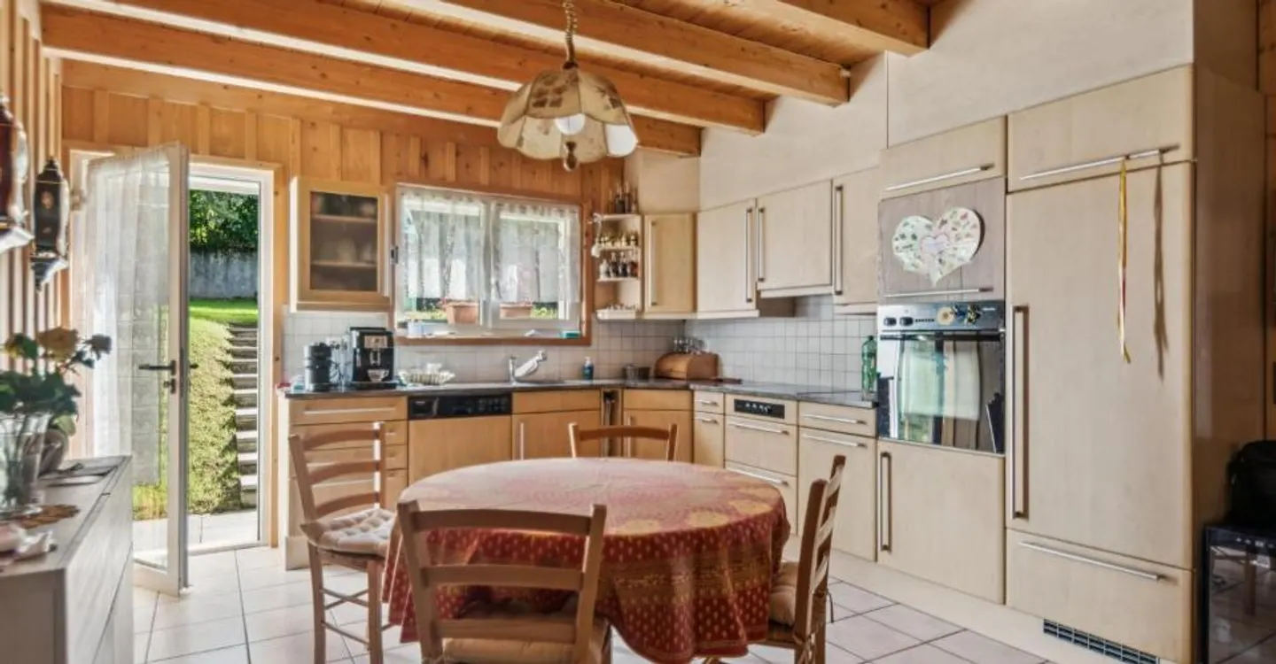 Spacious 8-room detached house - Photo 3 of 11