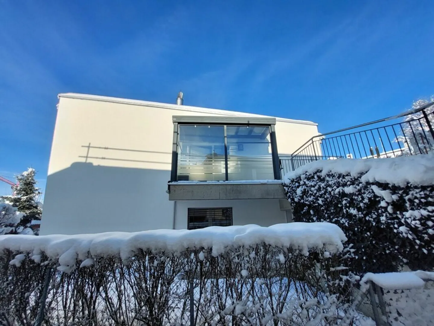 Stunning contemporary villa with a large bay window - Photo 2 of 13