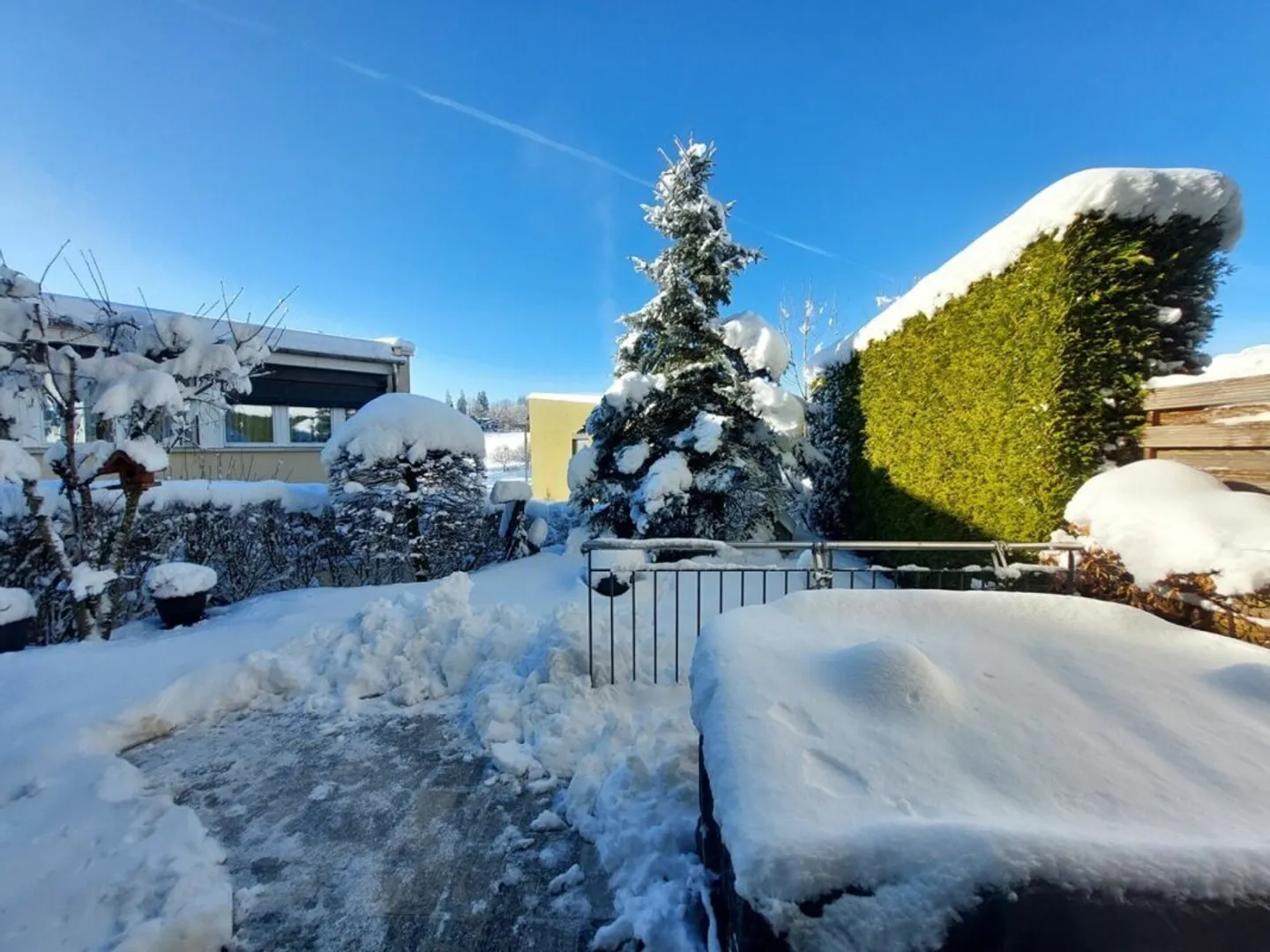 Stunning contemporary villa with a large bay window - Photo 3 of 13