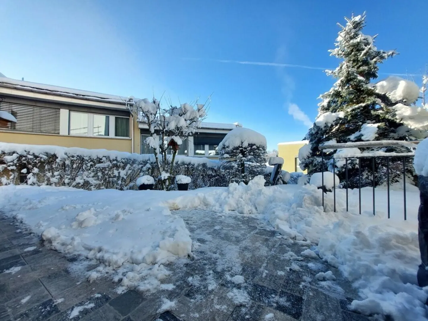 Stunning contemporary villa with a large bay window - Photo 4 of 13