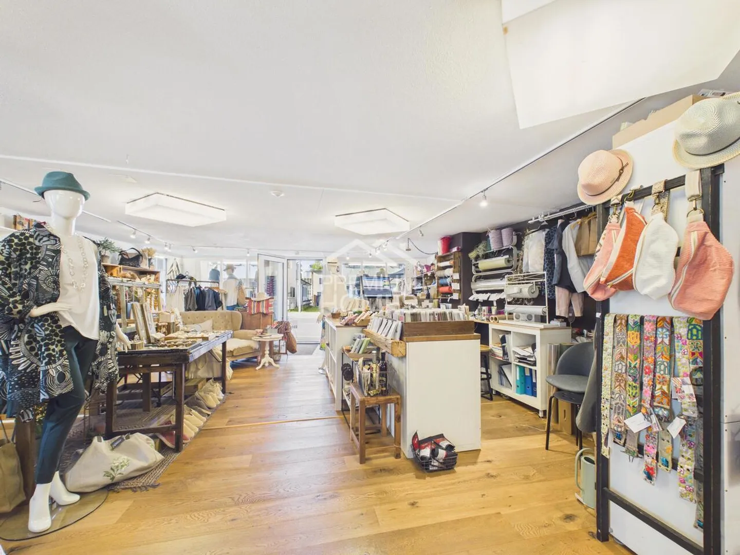 BUSINESS SUCCESS GUARANTEED! TOP LOCATION IN THE VILLAGE CENTER! - Photo 3 of 10
