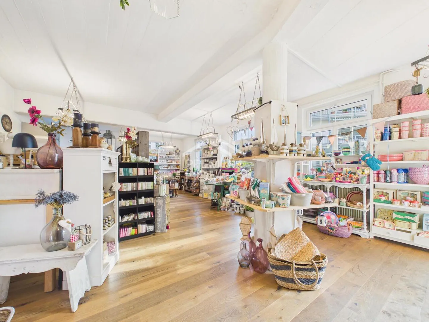 BUSINESS SUCCESS GUARANTEED! TOP LOCATION IN THE VILLAGE CENTER! - Photo 5 of 10