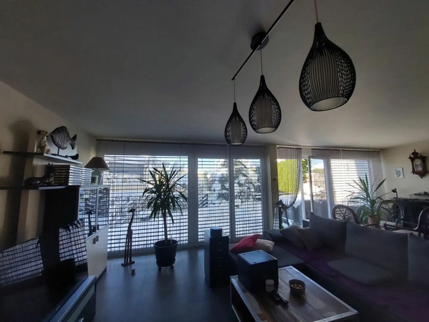 Stunning contemporary villa with a large bay window - Photo 5 of 13