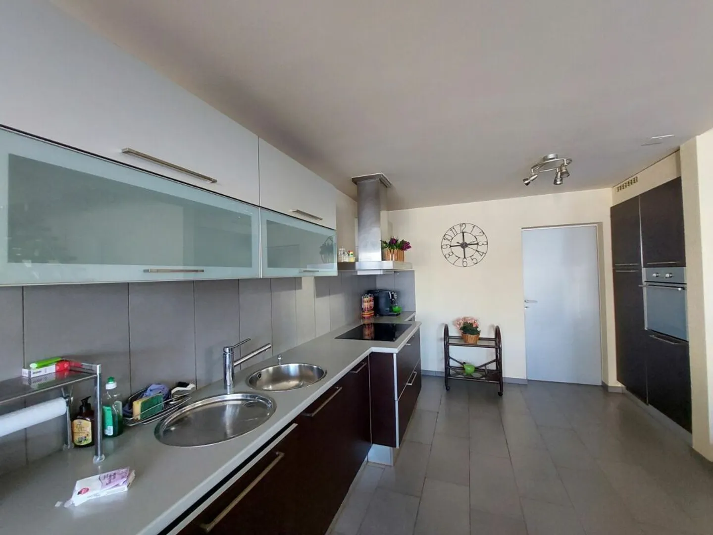 Stunning contemporary villa with a large bay window - Photo 6 of 13