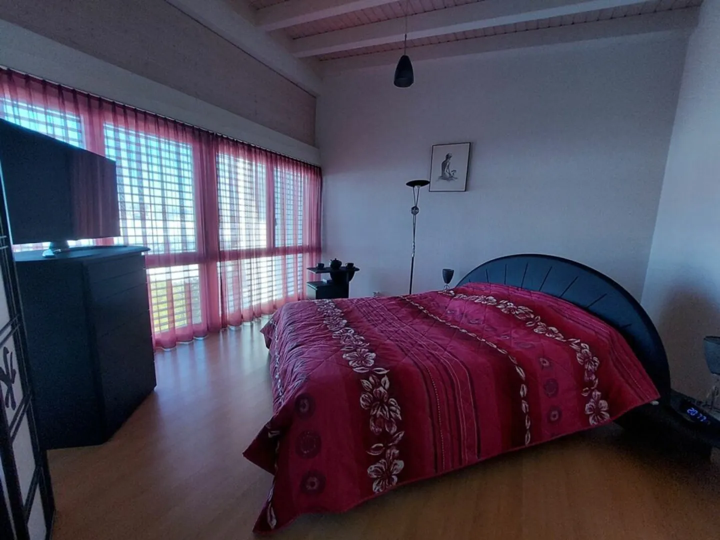 Stunning contemporary villa with a large bay window - Photo 8 of 13