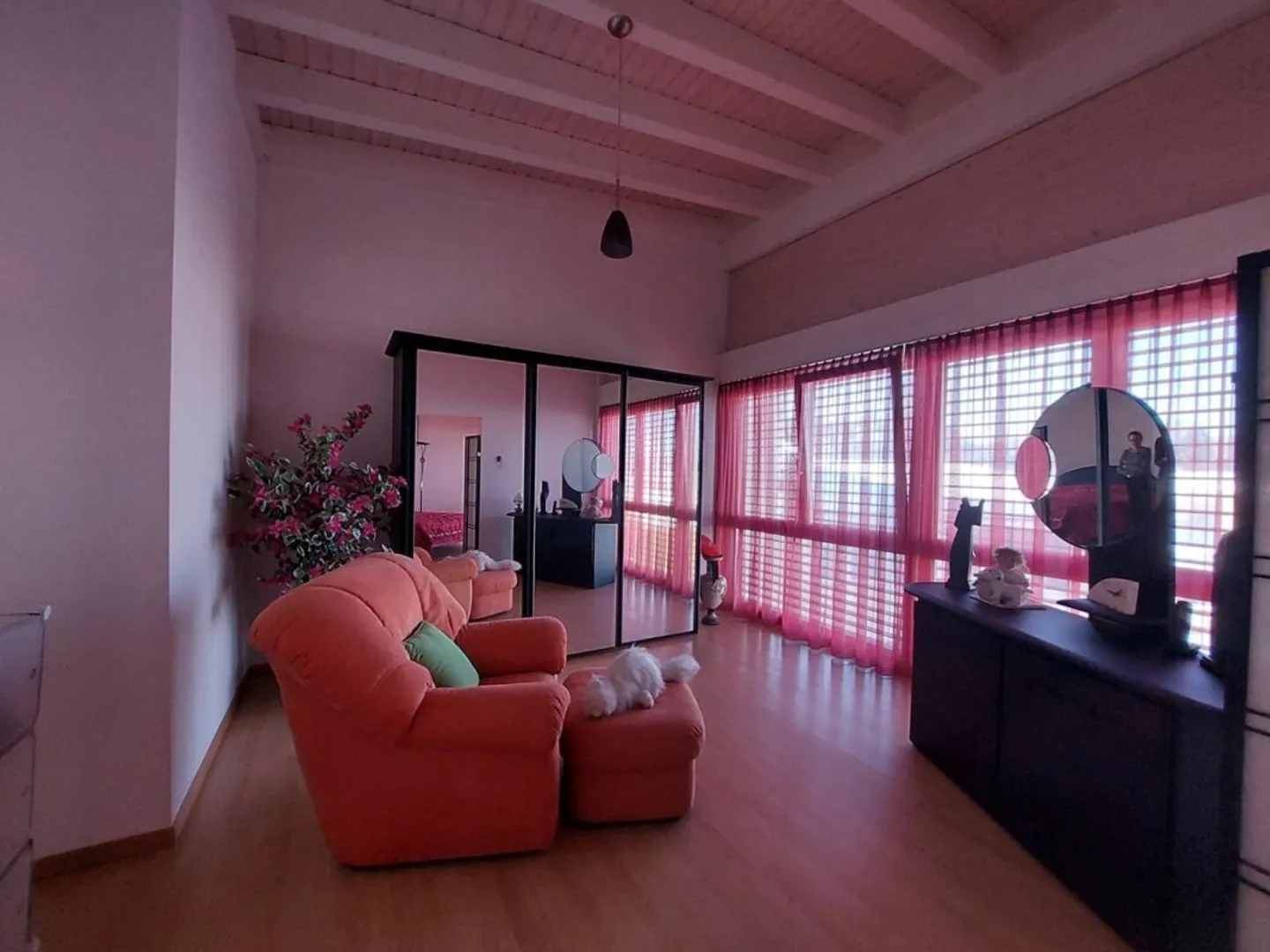 Stunning contemporary villa with a large bay window - Photo 9 of 13