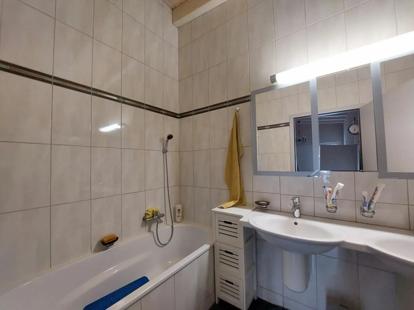 Stunning contemporary villa with a large bay window - Photo 11 of 13