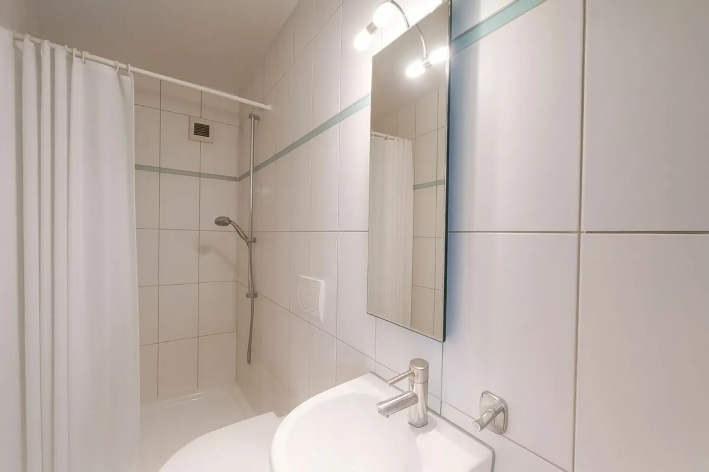 Stunning contemporary villa with a large bay window - Photo 13 of 13