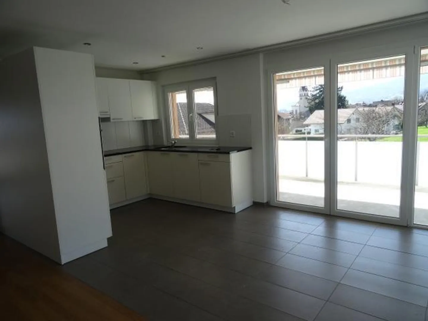 Bright and modern 4.5-room ground floor apartment - Photo 3 of 12