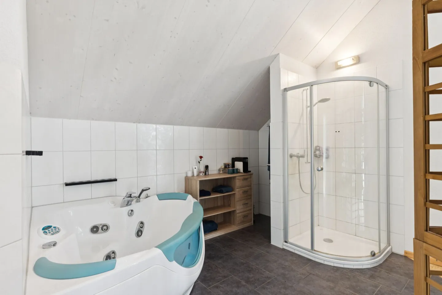 Charming 5.5-Room Semi-Detached House with Green Retreat - Photo 17 of 25