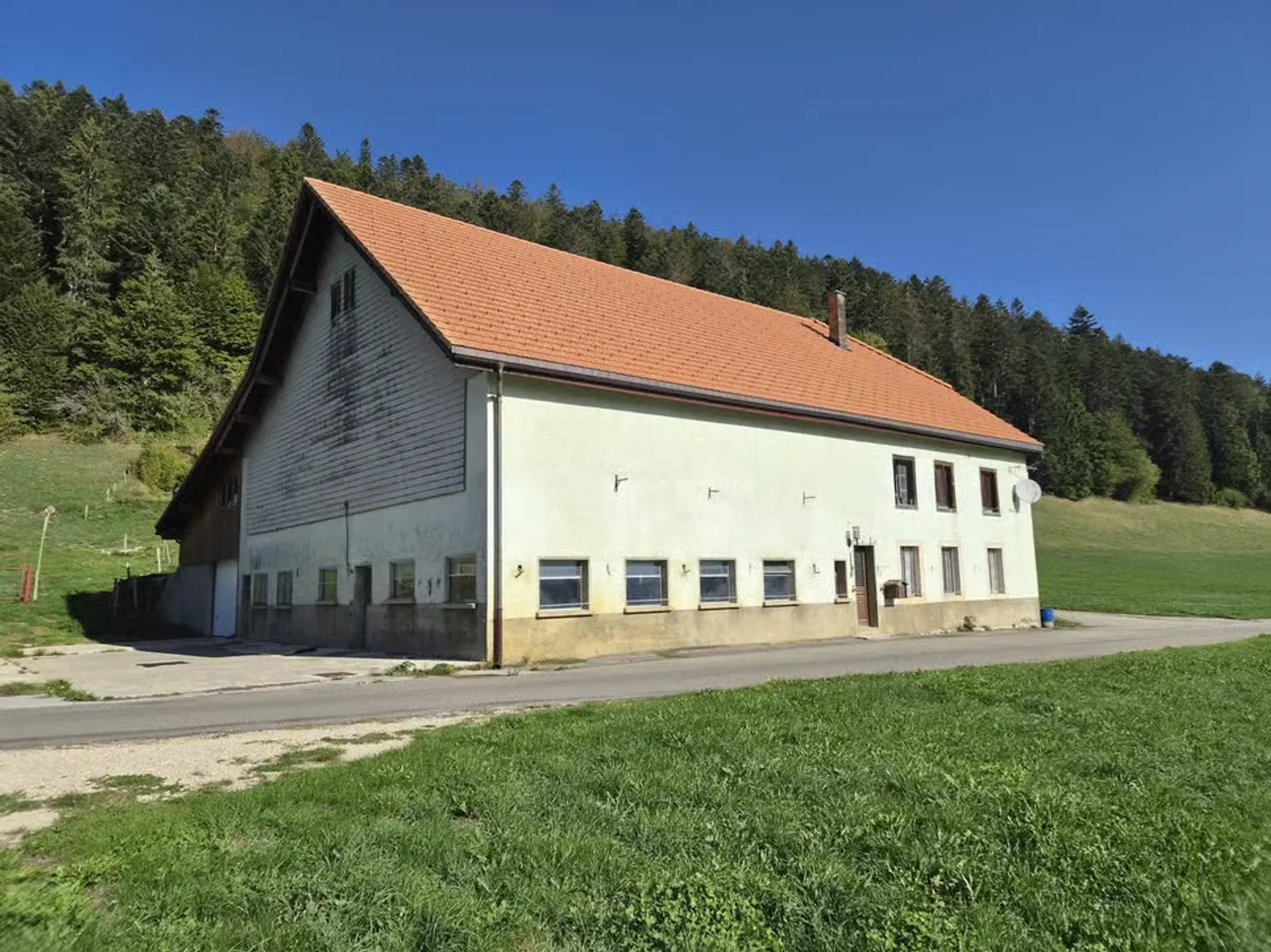 Zu verkaufen Bauernhof mit großzügigen Volumen - Foto 4 von 11