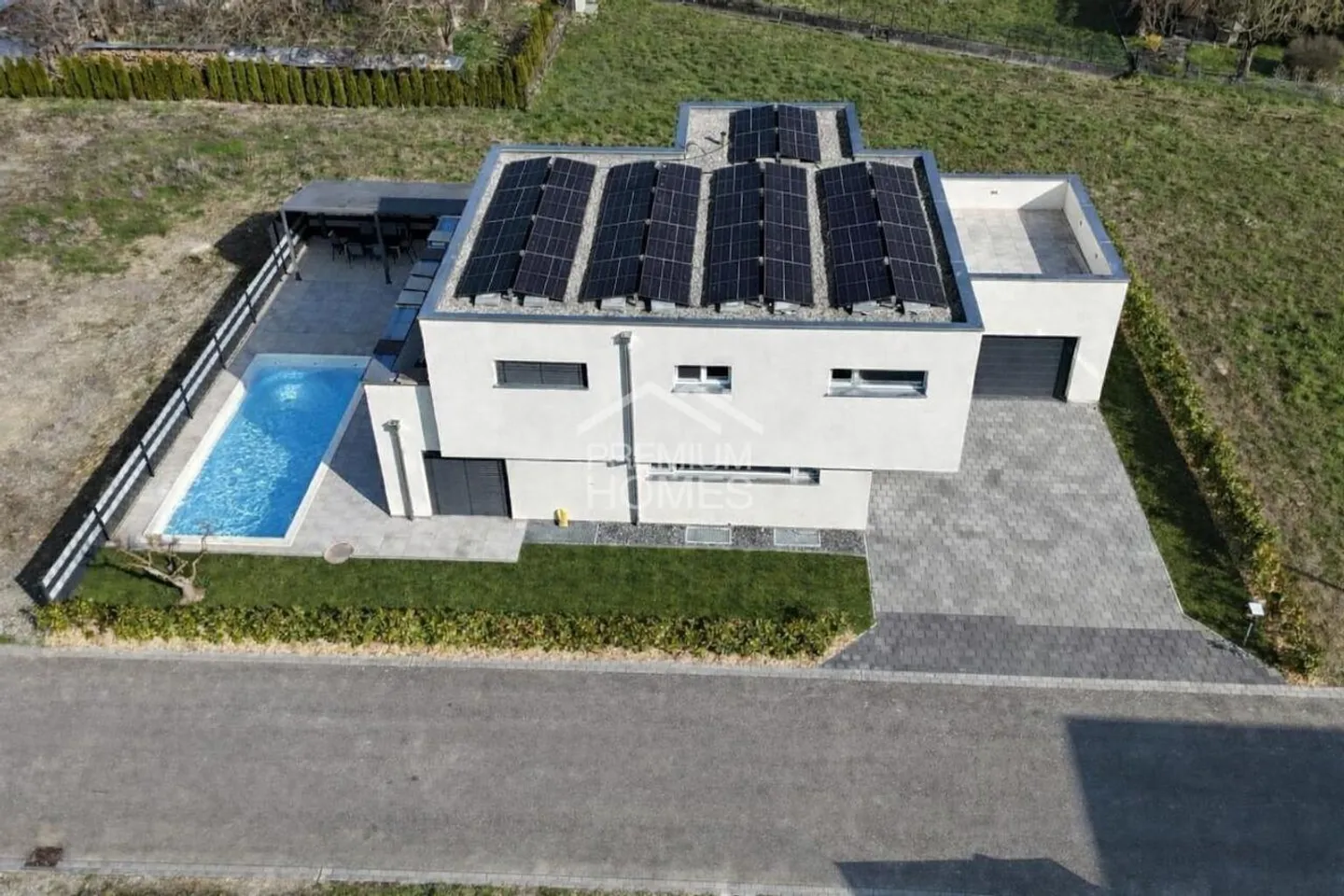 Modernes Einfamilienhaus mit Pool - Foto 3 von 13