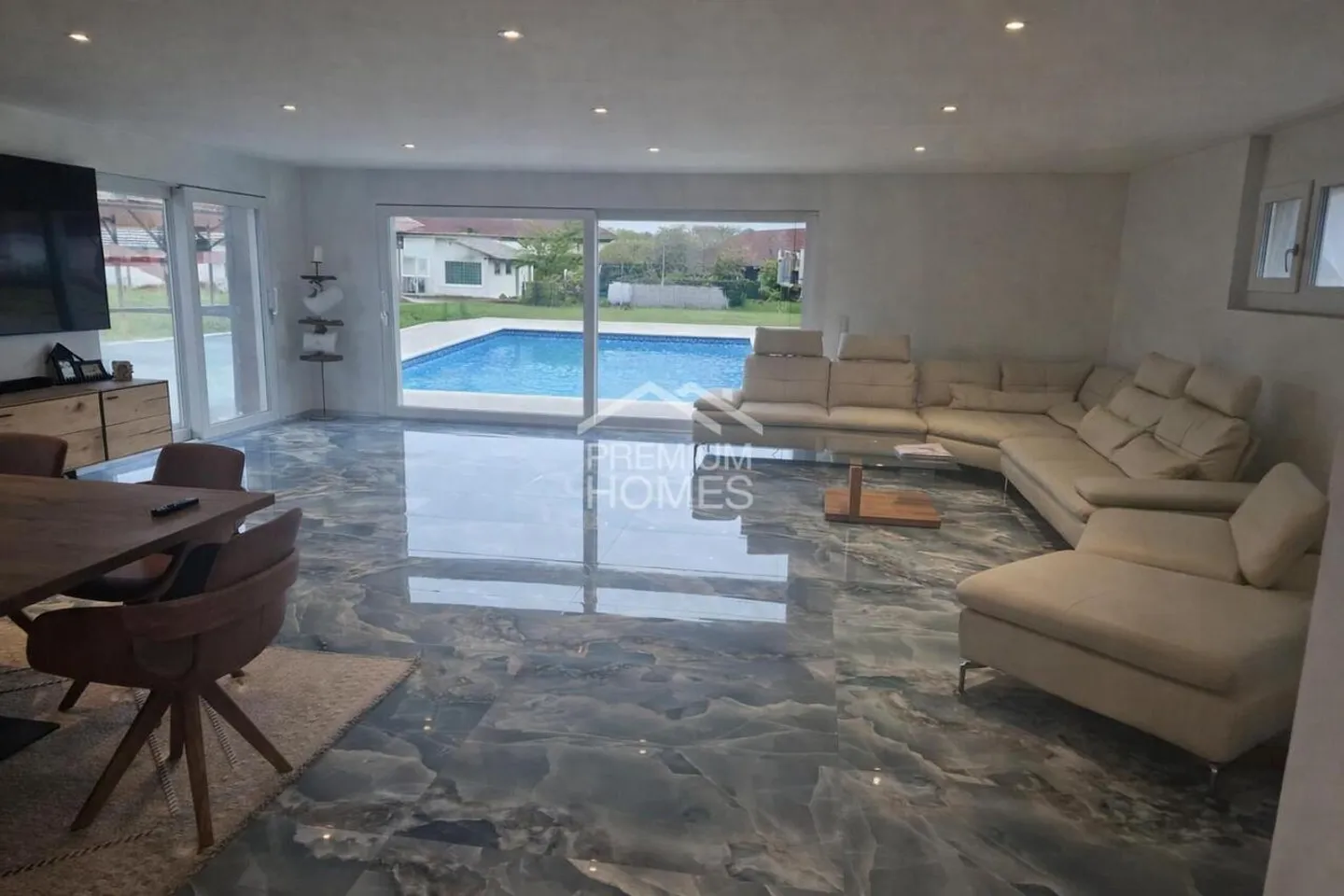 Modernes Einfamilienhaus mit Pool - Foto 4 von 13