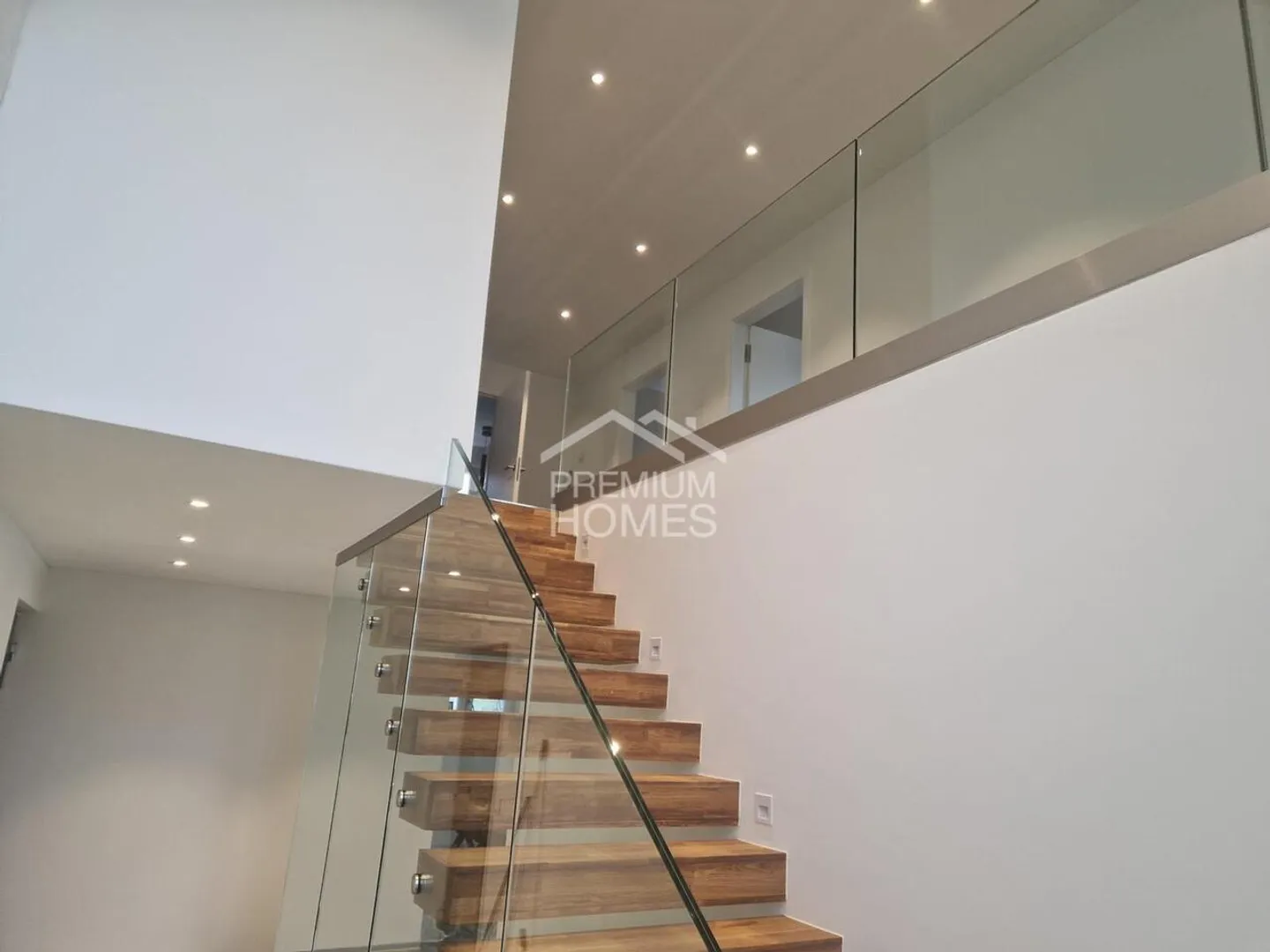 Modernes Einfamilienhaus mit Pool - Foto 11 von 13