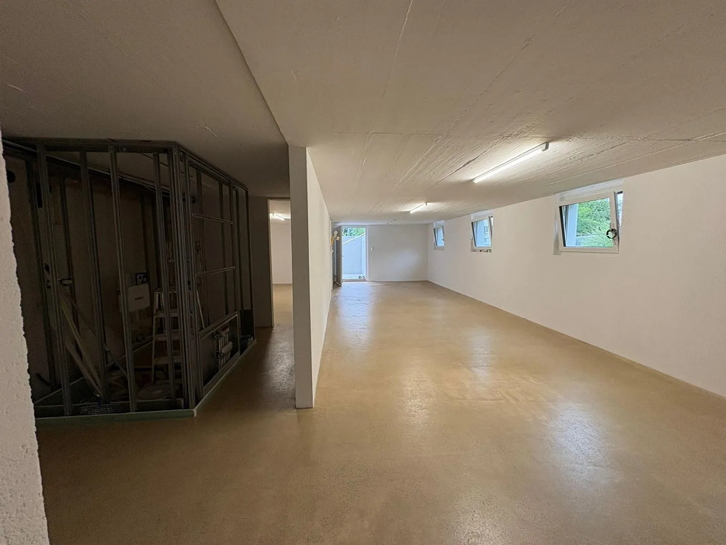 Commercial space for rent - Photo 3 of 6