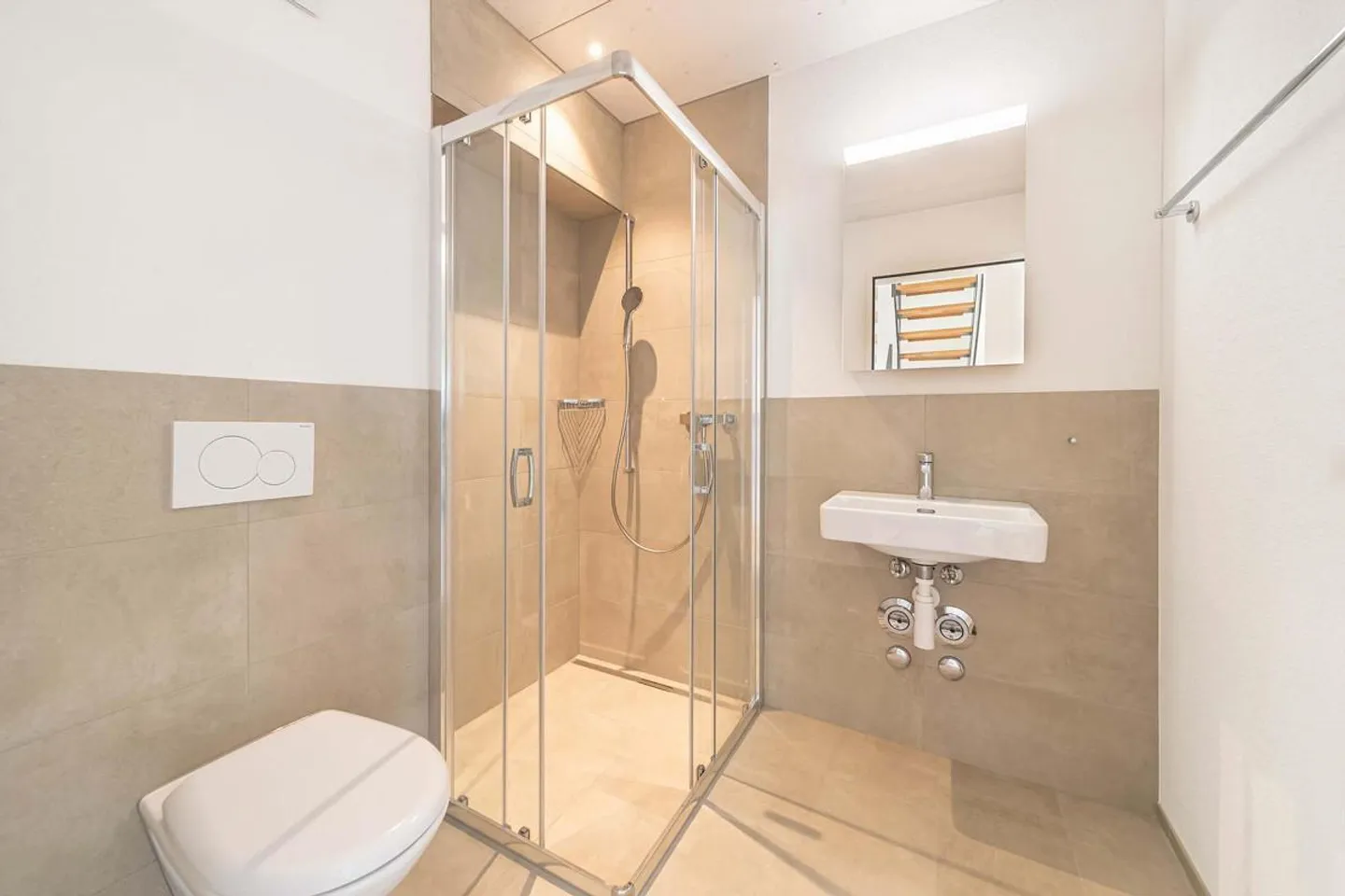 Exclusive 4.5 room gallery apartment with large loggia and high-quality finish - Photo 7 of 16
