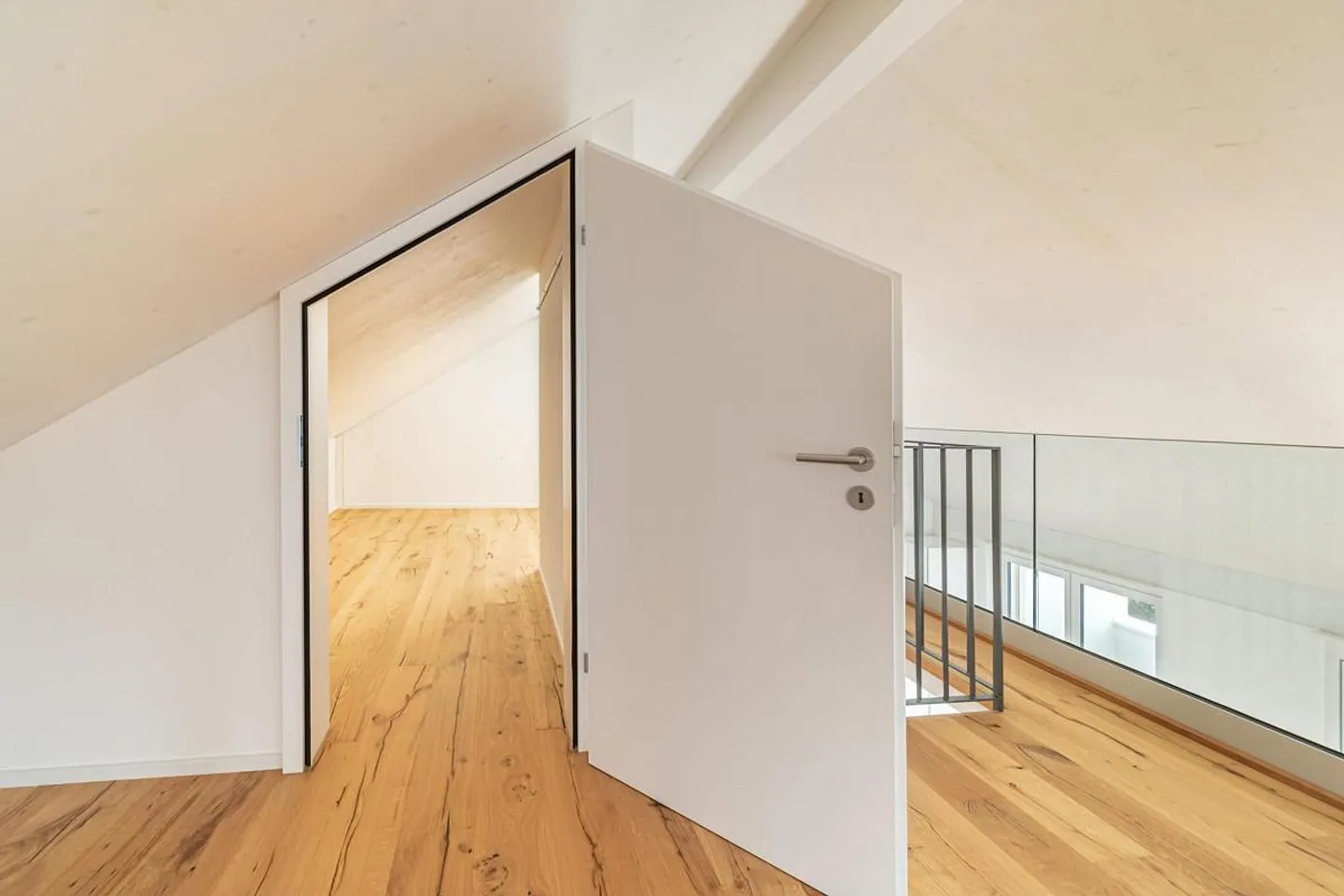 Exclusive 4.5 room gallery apartment with large loggia and high-quality finish - Photo 10 of 16