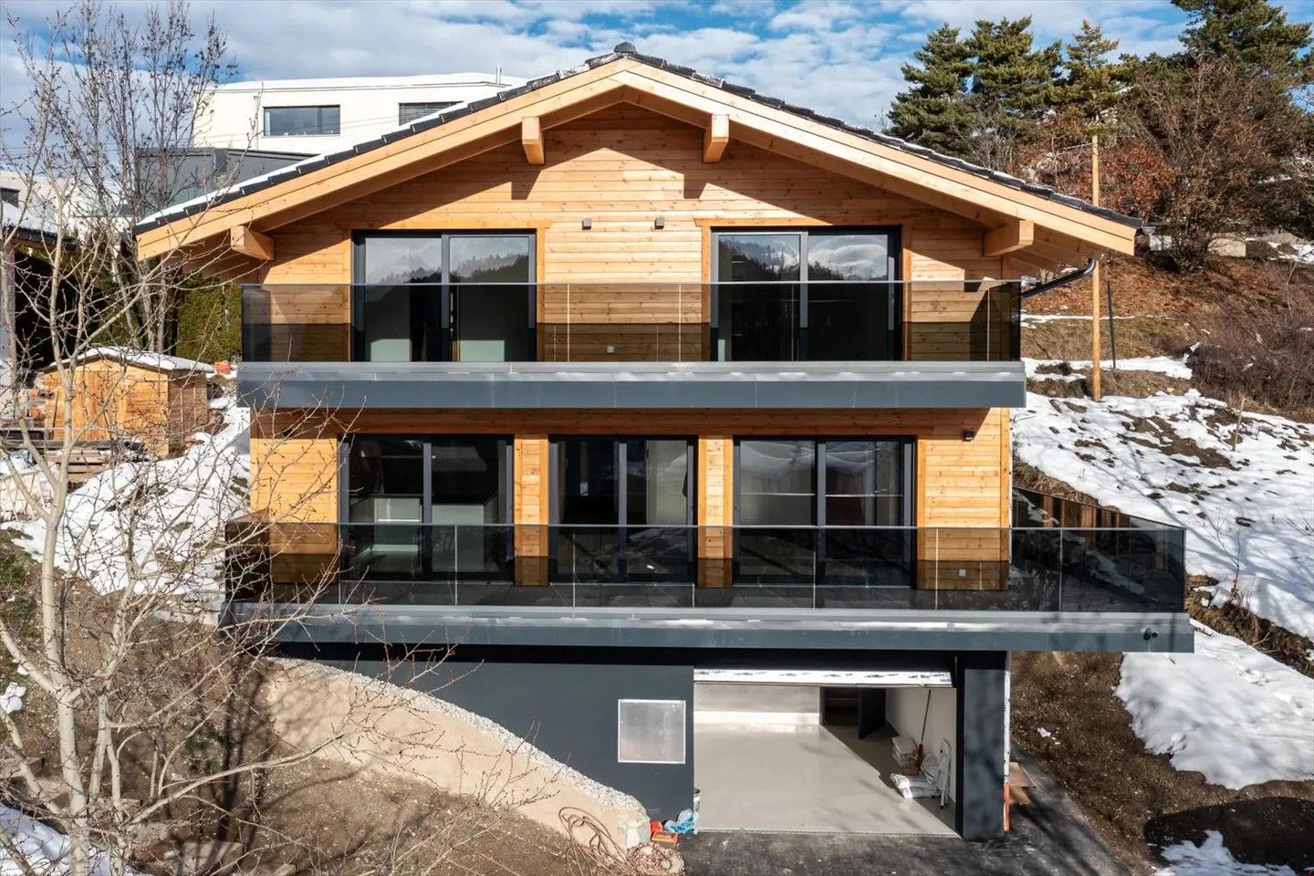 Chalet à Lens où le confort contemporain rencontre l'art de vivre alpin - Photo 1 sur 13