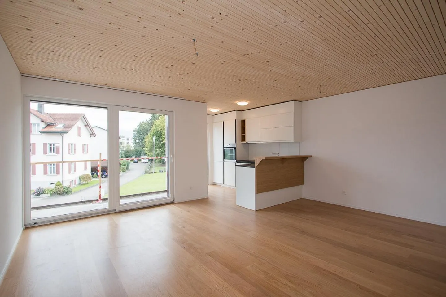 Moderno e luminoso appartamento di 2,5 stanze con balcone vicino al lago - Foto 3 di 9