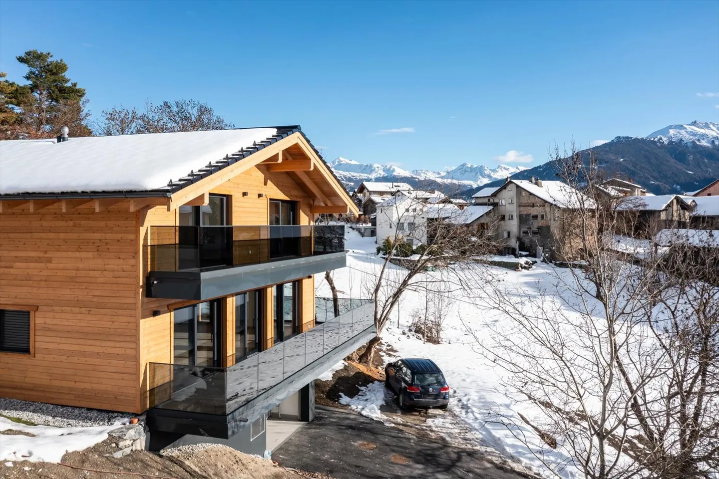 Chalet à Lens où le confort contemporain rencontre l'art de vivre alpin - Photo 2 sur 13