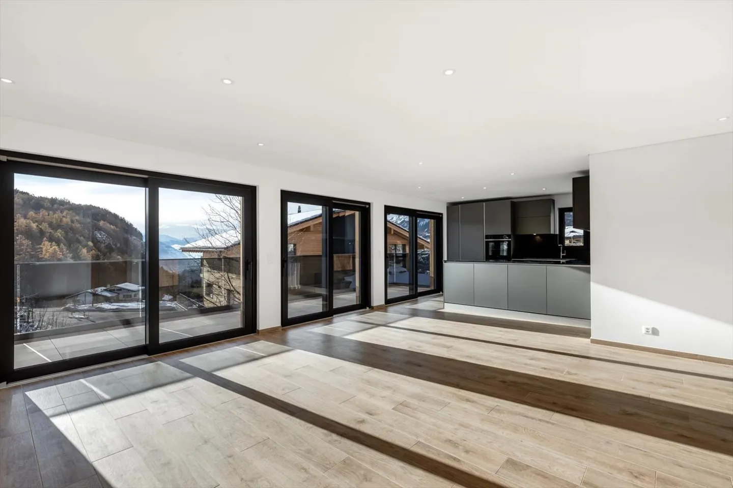 Chalet à Lens où le confort contemporain rencontre l'art de vivre alpin - Photo 3 sur 13