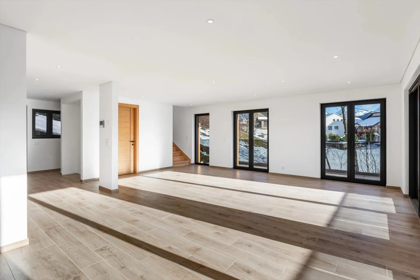 Chalet à Lens où le confort contemporain rencontre l'art de vivre alpin - Photo 4 sur 13