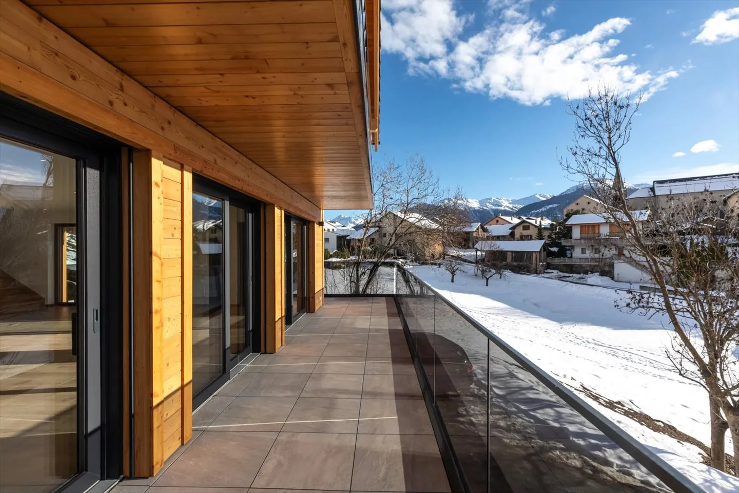 Chalet à Lens où le confort contemporain rencontre l'art de vivre alpin - Photo 6 sur 13