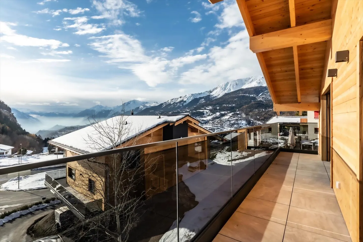 Chalet à Lens où le confort contemporain rencontre l'art de vivre alpin - Photo 7 sur 13