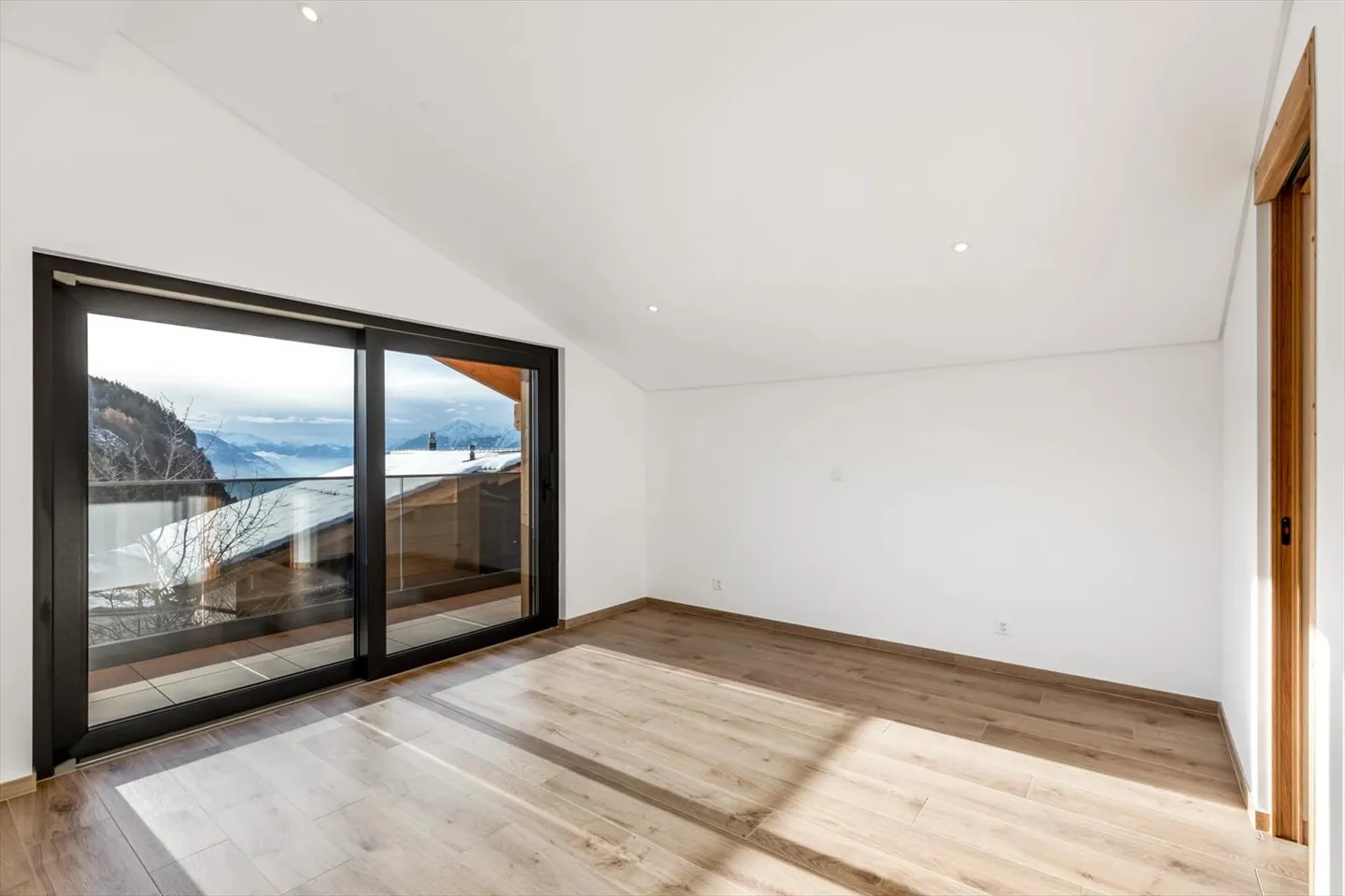 Chalet à Lens où le confort contemporain rencontre l'art de vivre alpin - Photo 8 sur 13