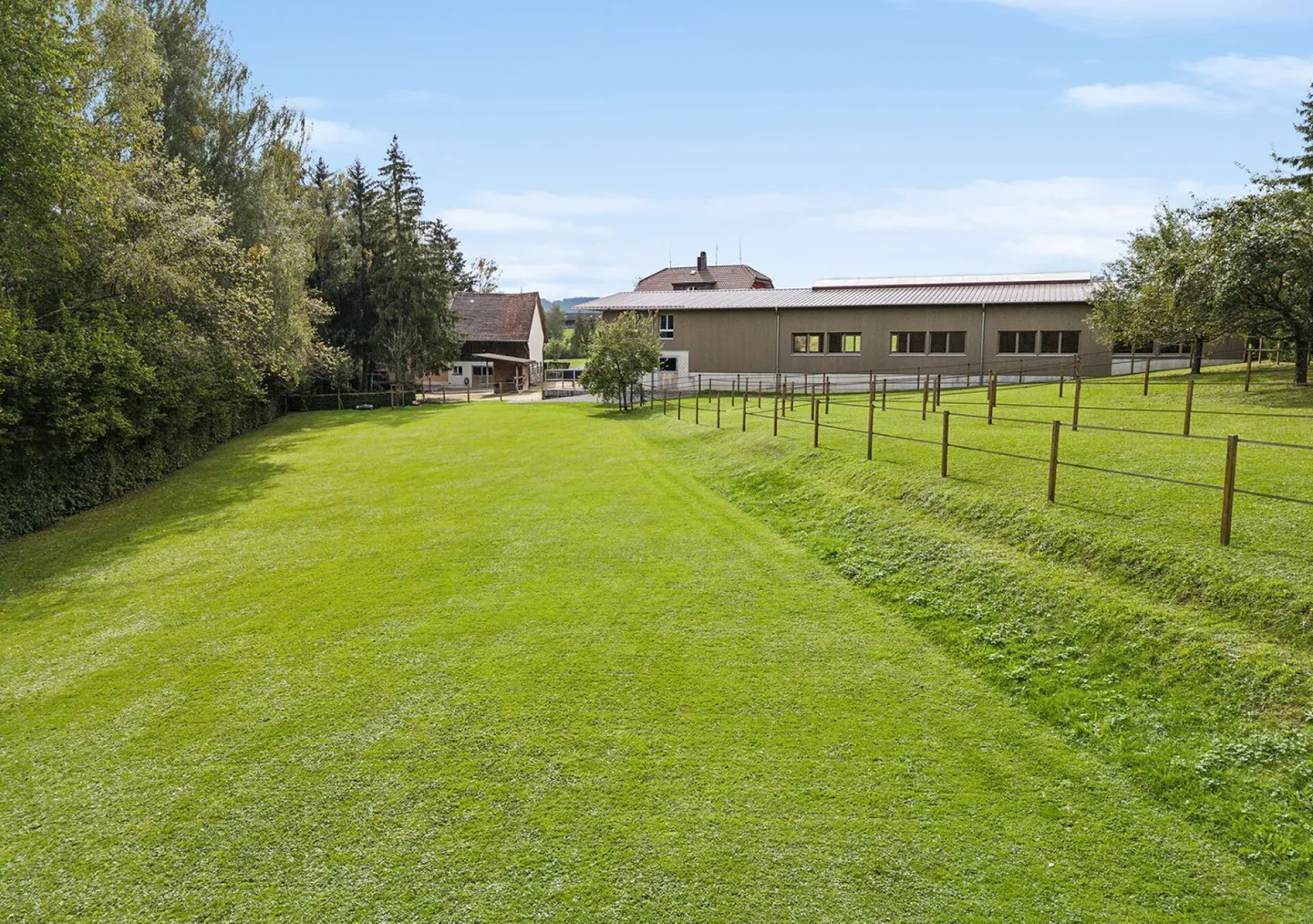 Single house for sale - Photo 1 of 17