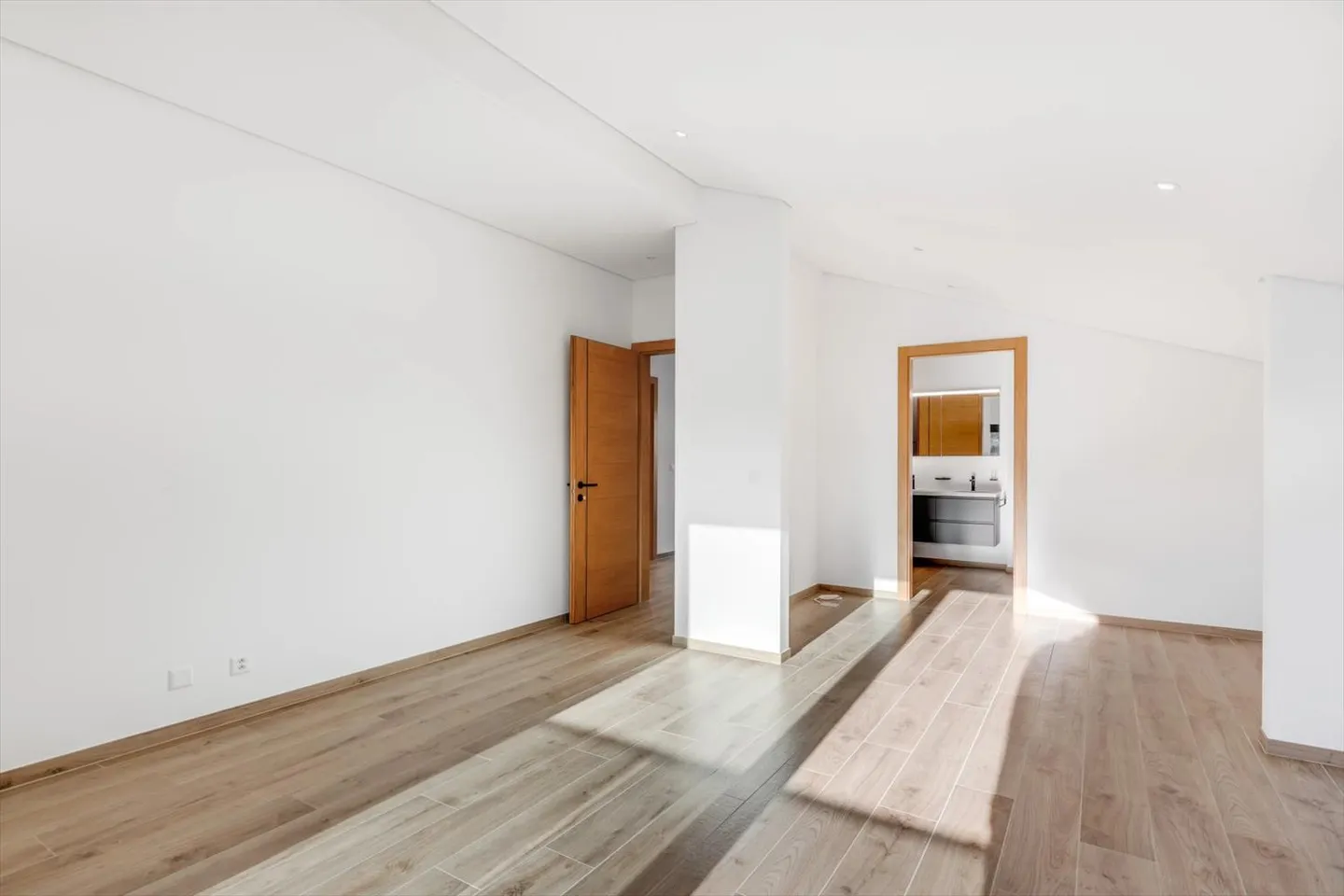 Chalet à Lens où le confort contemporain rencontre l'art de vivre alpin - Photo 9 sur 13