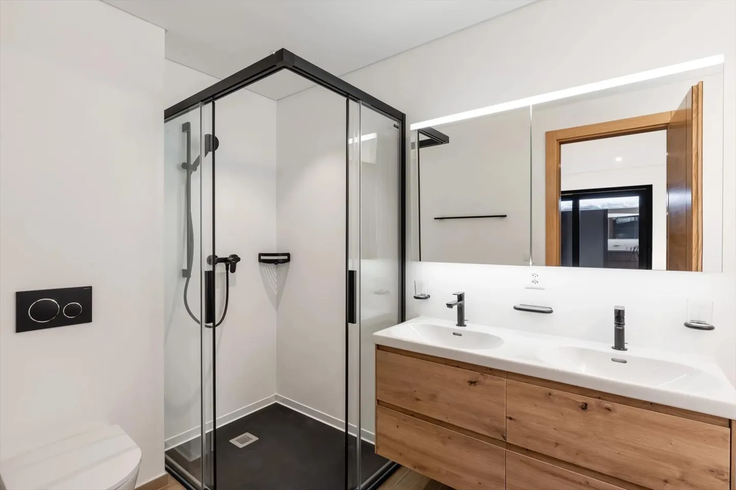 Chalet à Lens où le confort contemporain rencontre l'art de vivre alpin - Photo 10 sur 13