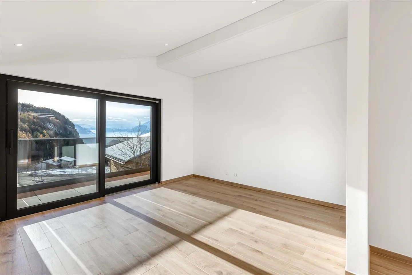 Chalet à Lens où le confort contemporain rencontre l'art de vivre alpin - Photo 11 sur 13