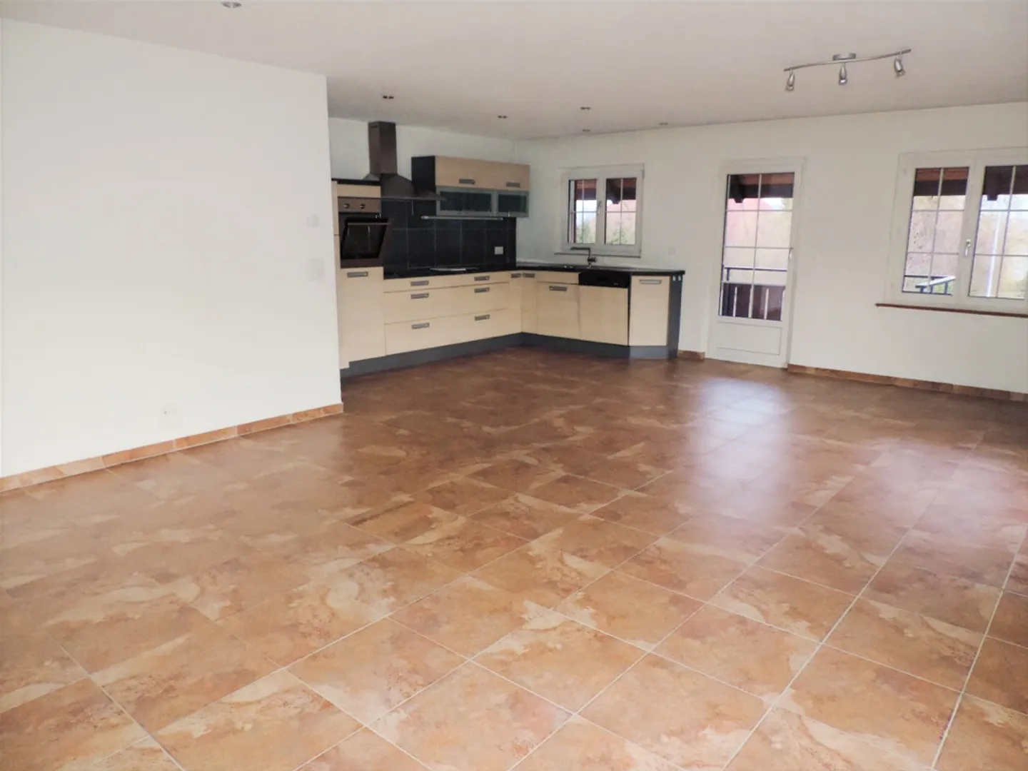 Appartement spacieux de 3,5 pièces avec balcon ensoleillé à Schnotwill - Photo 2 sur 13