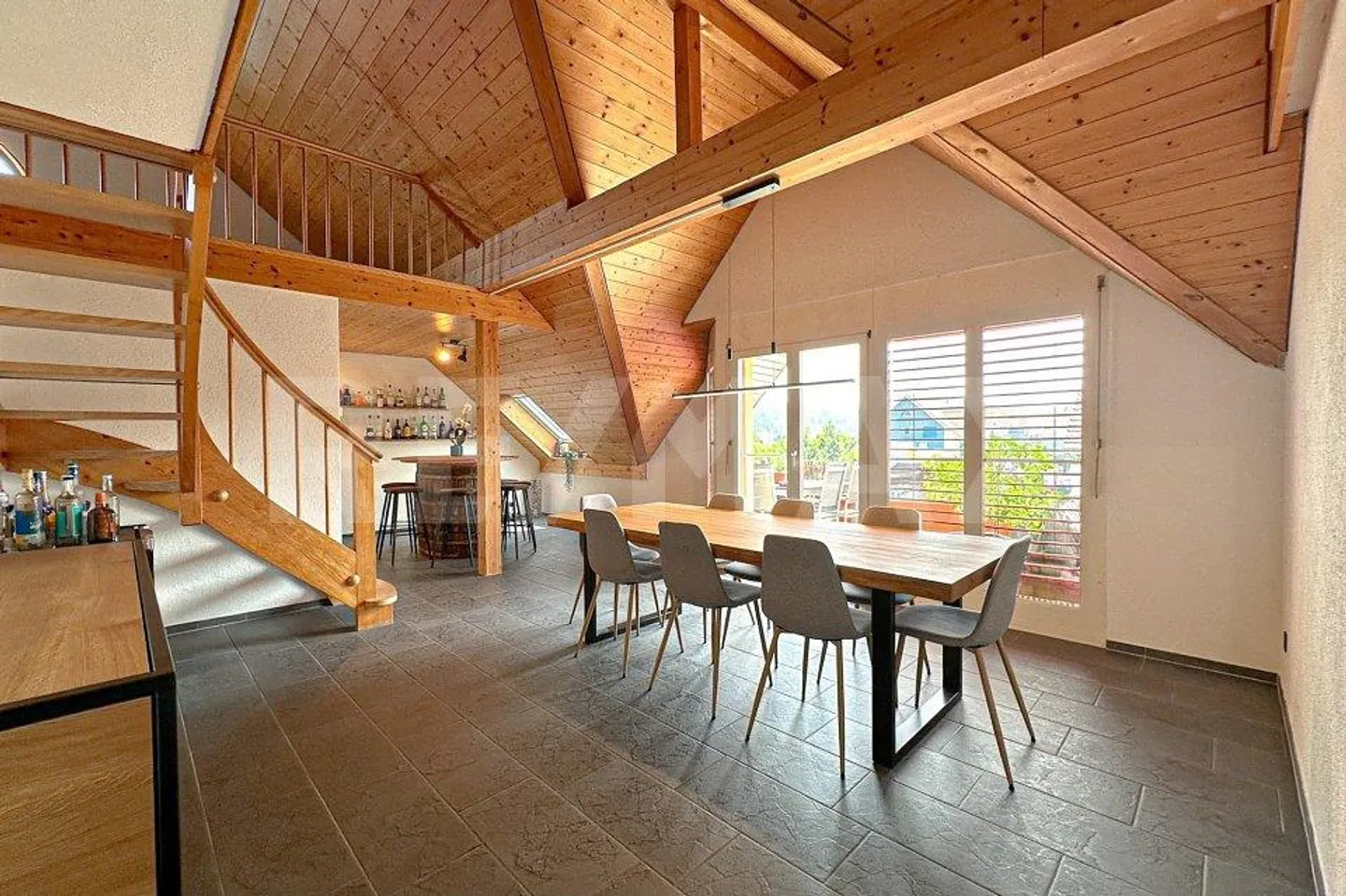 Appartement en penthouse spacieux de 5½ pièces avec galerie - Photo 2 sur 13