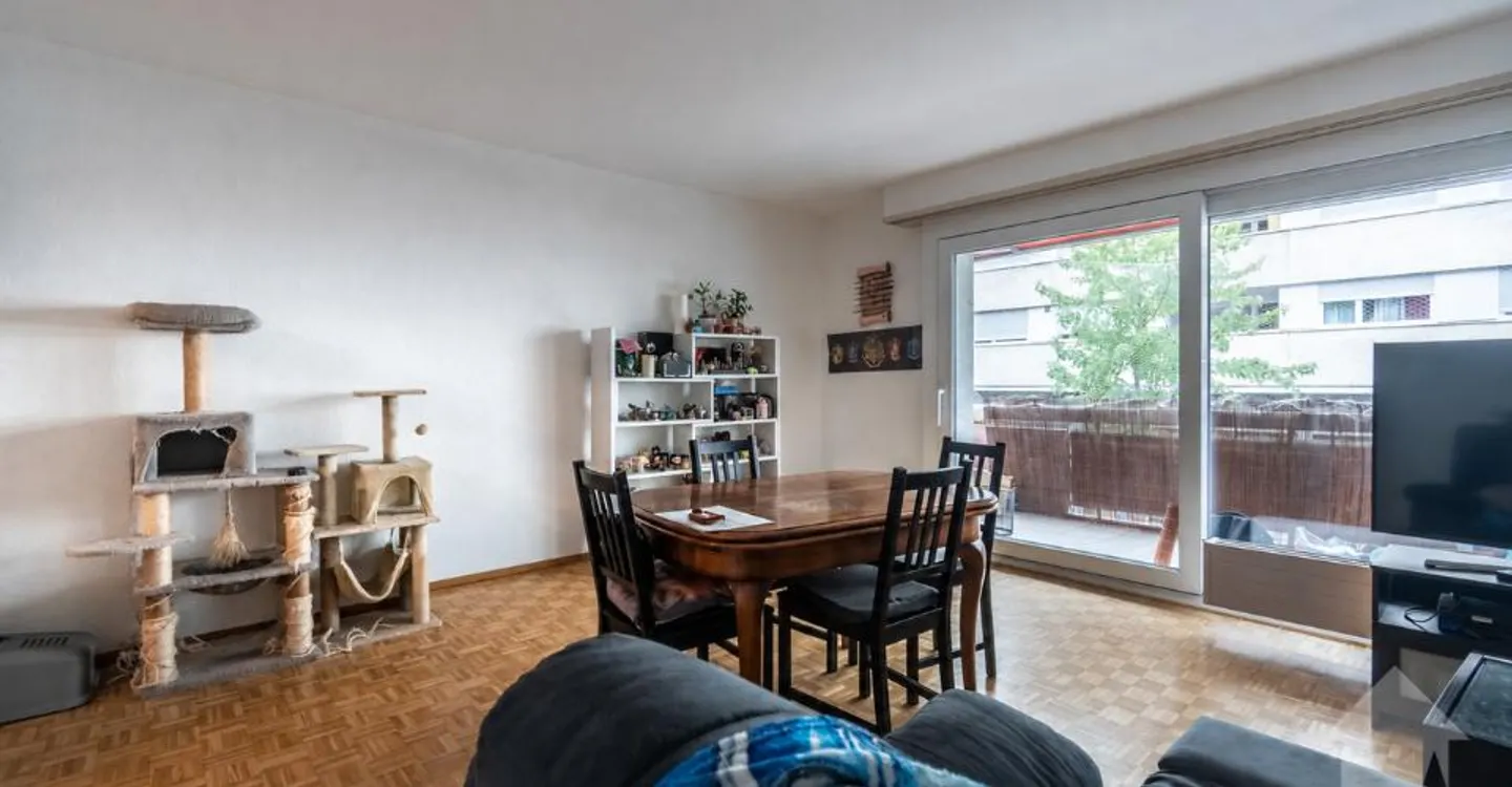 Spazioso appartamento di 3.5 locali con balcone in pieno centro - Foto 2 di 9