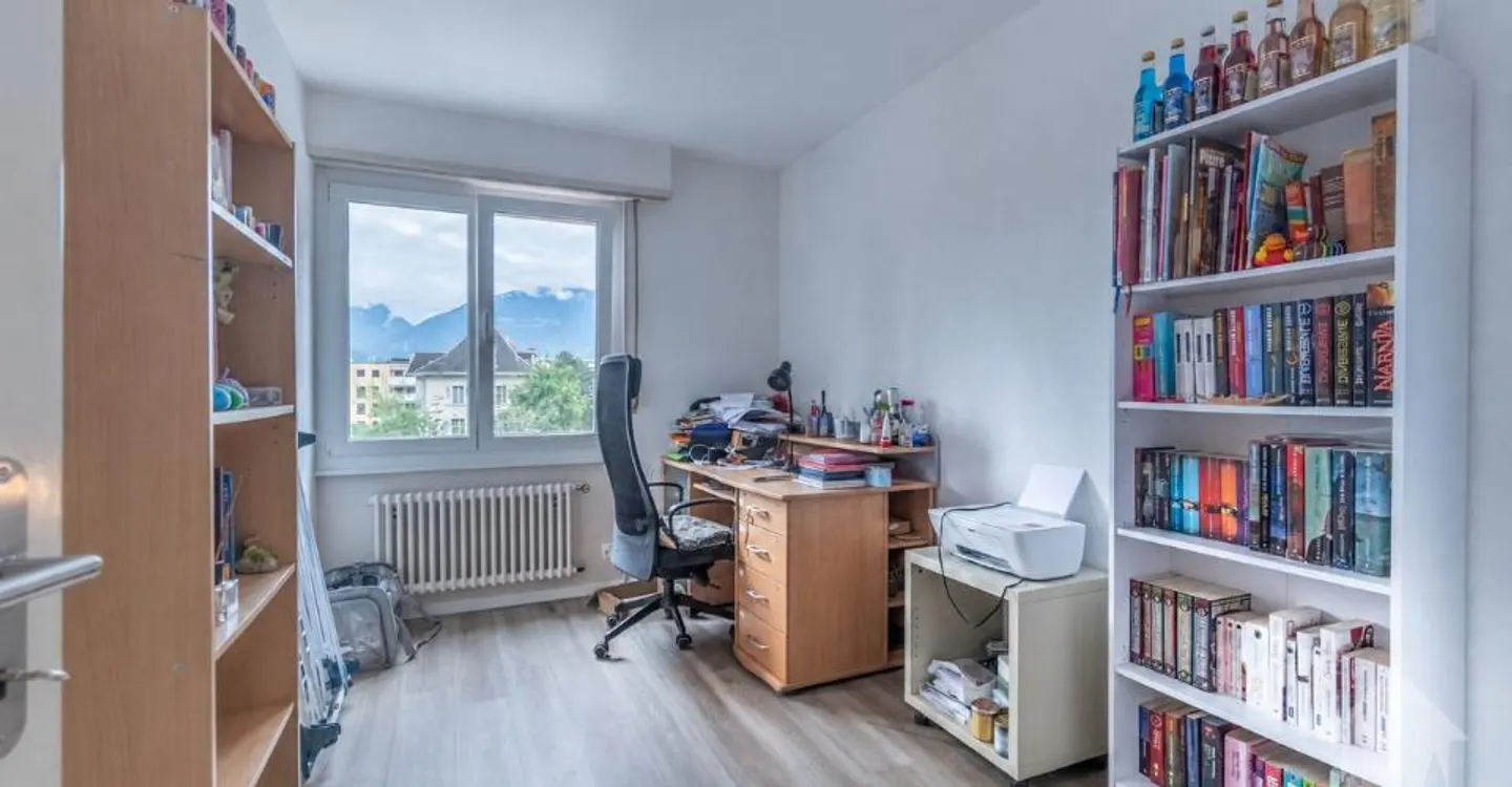 Spazioso appartamento di 3.5 locali con balcone in pieno centro - Foto 6 di 9