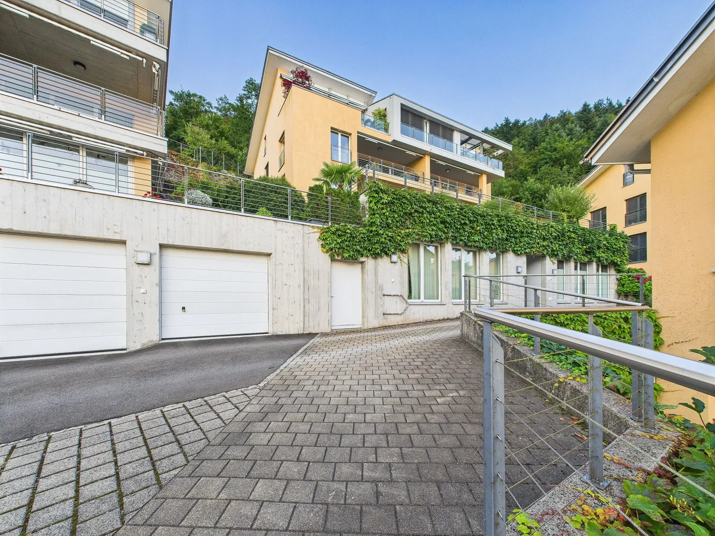4.5 Zimmerwohnung mit Berg- und Seesicht mit Hobbyraum und Tiefgaragenplatz - Foto 16 von 17