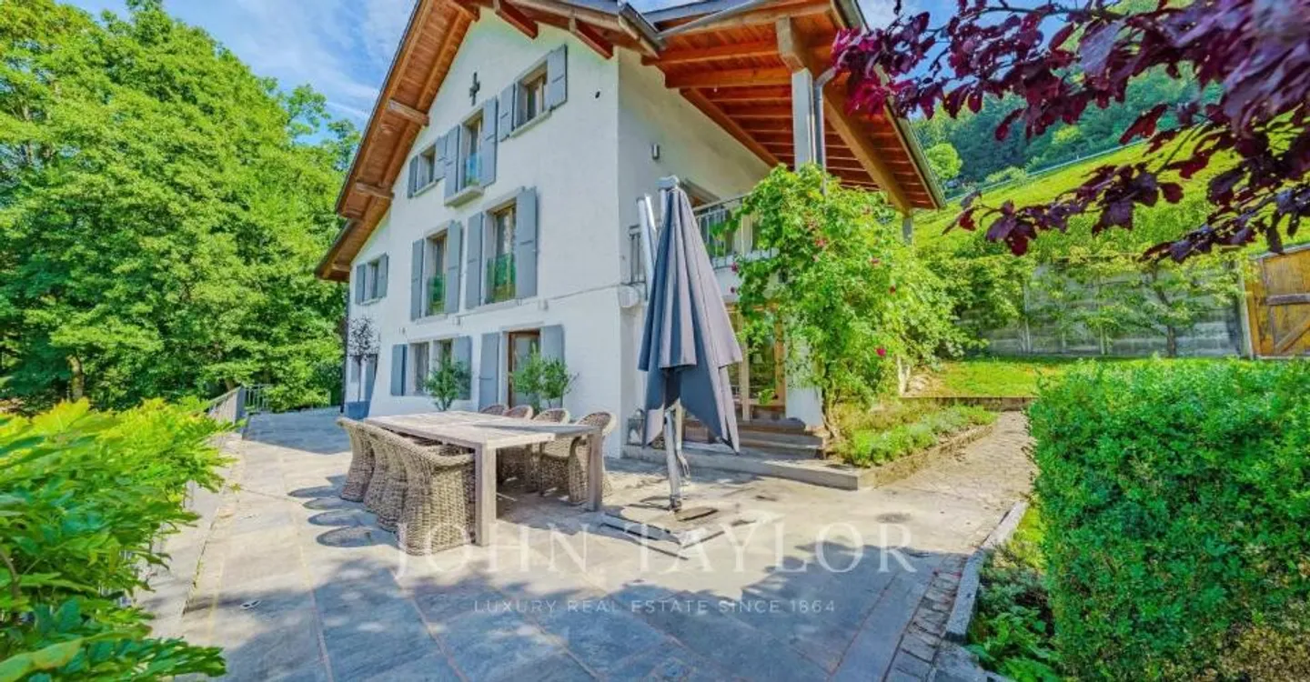 Charming Villa with Lake View - Photo 3 of 12